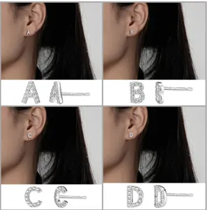 Nahaufnahme Detailansicht von 925 Silber Zirkonia Buchstaben Ohrstecker Modell A-D.