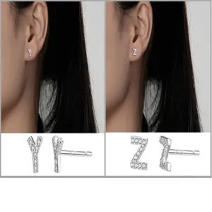 Nahaufnahme Detailansicht der mit Zirkonia besetzten Buchstaben Ohrstecker aus Silber.