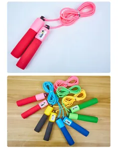 Corde à sauter numérique réglable avec poignées en mousse souple pour le fitness et les examens.