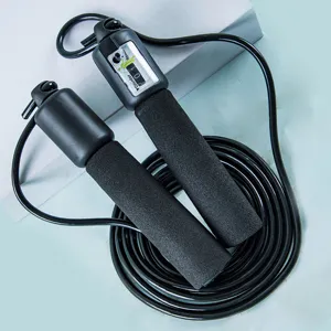 Corde à sauter avec poignées en mousse noire et compteur pour le fitness et le sport.