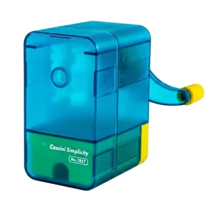 Manueller Bleistiftspitzer mit transparentem blauem und grünem Gehäuse und gelbem Griff für Schule.