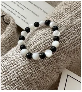 Bague de perles noire et blanche vintage cordon elastique style coreen vue detail