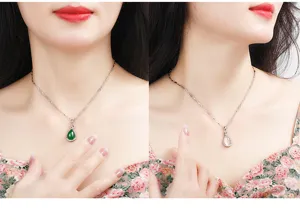 Detailansicht der eleganten Tropfen Edelstein Anhänger Halskette am feinen Modelhals.