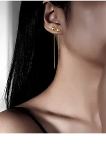 Detailaufnahme von Sterlingsilber Kugel langen Quaste Kette Ohrringen am Modell Ohr.