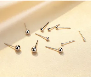 Detail von Sterlingsilber Kugel Ohrsteckern, minimalistischer glatter runder Ohrschmuck.