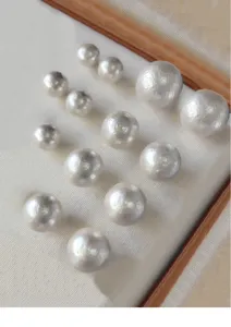 Mehrere weiße Perlen Ohrstecker Set, elegante leichte Vintage Ohrringe Detailansicht.