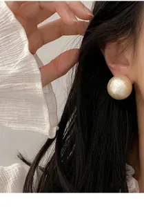 Französischer Stil große strukturierte Perlen Ohrstecker für Damen, elegante Ohrringe.