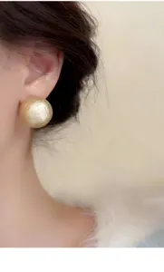 Elegante strukturierte runde Kugel-Ohrstecker, Vintage-Gold-Finish, schicker französischer Modeschmuck.