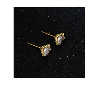 Detaillierte Ansicht der Zirkon Ohrringe mit Drachenkralle, feine goldene Verarbeitung.