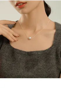 Nahaufnahme Detail einer minimalistischen Sterlingsilber Perle Schlüsselbeinkette.