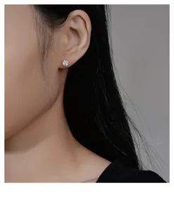 Detailansicht eines minimalistischen Zirkonia Ohrsteckers aus Sterlingsilber am Ohr.