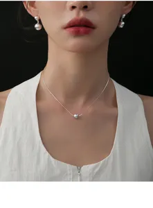 Detailansicht der Sterlingsilber Kette mit einzelner Kugel und passenden Ohrringen.