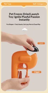 Primo piano del lanciatore di snack arancione per animali con grilletto e vano portaoggetti.