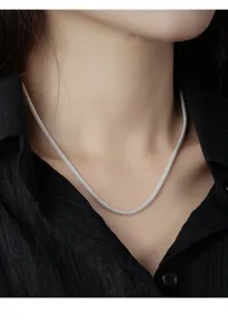 Detailansicht der S925 Sterlingsilber glänzenden zylindrischen Netzhalskette am Hals.