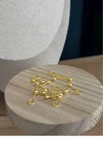 Nahaufnahme Detailansicht minimalistischer 999 Silber Kugel Ohrstecker mit gebogenem Haken.