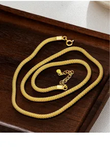 Detailaufnahme einer schimmernden S925 Silber vergoldeten zylindrischen Mesh Kette Halskette.