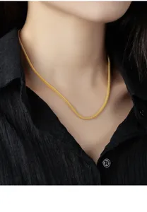 Exquisites S925 Silber Netz Kette Halskette Detail, minimalistisch und elegantes Design.
