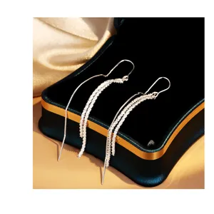 Vue détaillée des boucles d'oreilles à double pampille scintillantes en argent sterling S925.