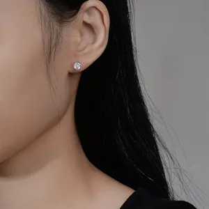 S925 Sterlingsilber runde Zirkonia Ohrstecker mit klassischem Krallenbesatz Design elegant.