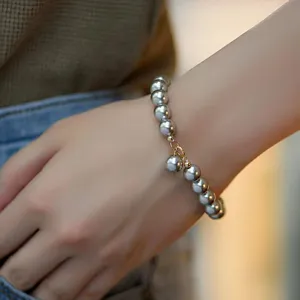 Elegantes silbernes Perlenarmband mit charmantem Anhänger für stilvolle Damenmode.