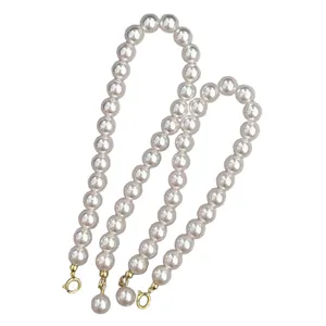 Elegantes Perlenarmband mit goldfarbenen Verschlüssen und glänzenden Perlen für Damen.