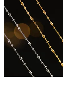 Detail van fijne zilveren en gouden kettingen met glanzende accenten voor stijlvolle sieraden.