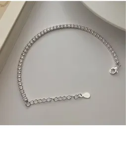 Detailansicht des Silber Tennisarmbands, glänzende Zirkonia Steine, elegantes feines Design.