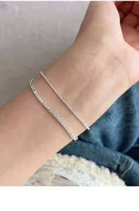 Detailaufnahme des S925 Sterlingsilber Zirkon doppellagigen Tennisarmbands am Handgelenk.