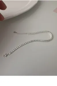 Filigranes S925 Silber Tennisarmband mit funkelnden Zirkoniasteinen, elegante Detailansicht.