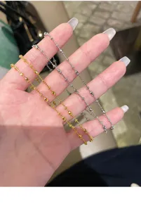 Detailopname van delicate zilveren kralenkettingen met een sprankelende en elegante uitstraling.