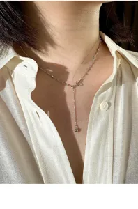 Close-up detail van de 925 zilveren verstelbare Y-vormige ketting met hartje hanger.