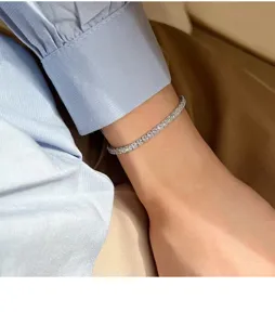 Nahaufnahme Detailaufnahme eines glitzernden Zirkonia Tennisarmbands am Handgelenk.
