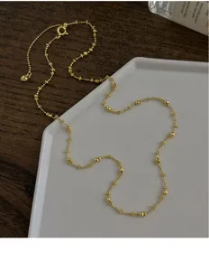 Gedetailleerde opname van een delicate S925 zilveren kraal fee ketting met verstelbaar ontwerp.