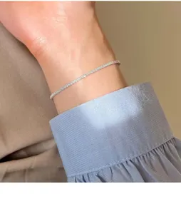 Nahaufnahme Detail eines zarten einreihigen Zirkon Tennisarmbands am Handgelenk elegant.