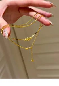 Gedetailleerd uitzicht op de prachtige gouden slangenketting met elegante ronde kralen.