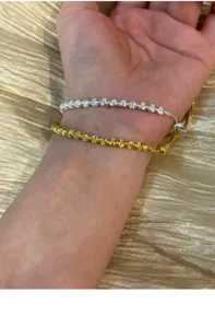 Detalle de pulsera de cuentas bicolor en plata esterlina S925, diseño ajustable, joyería versátil.