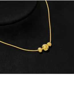 S925 sterling zilver vergulde slangketting ketting met drie gegradueerde ronde kralen detail.