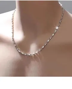 Detaillierte Nahaufnahme der zarten Sterling Silber Ingwer Ketten Halskette Detail.