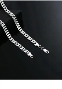 Detailaufnahme der silbernen Kubakette mit feinen Gliedern und sicherem Verschlussdesign.