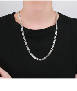 Nahaufnahme Detail der silbernen Kubakette, dicker Hip-Hop Gliederstil für Damen und Herren.