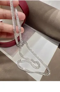Nahaufnahme der glänzenden Silber-Panzerkette mit funkelnden Facetten für einen coolen Look.