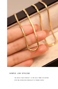 Nahaufnahme der 4mm goldenen Schlangenkette Halskette, minimalistisches Schmuck Detailbild.