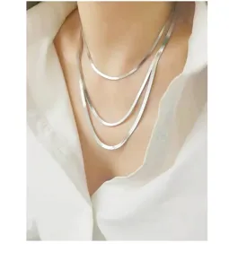 Mehrlagige flache Schlangenhalskette Detailaufnahme, Silber Fischgrätkette, minimalistischer Schmuck