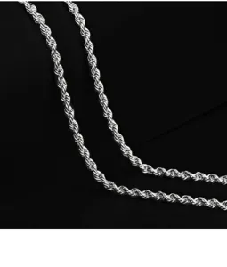 Silberne Kordelkette Detailaufnahme mit feinen gedrehten Gliedern, minimalistischer Halsschmuck.