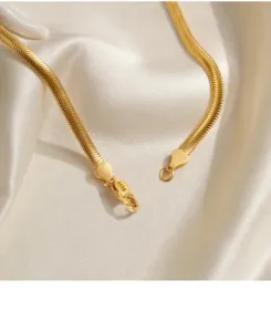 Nahaufnahme Detail der eleganten flachen Fischgräten Schlangenkette Halskette Verschluss Metall.