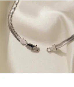Detailaufnahme des Schlangenkettenverschlusses in 4mm, s925 Silber minimalistischer Schmuck.