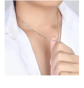 Detailaufnahme der filigranen S925 Sterling Silber Kette, elegant getragen am Hals.