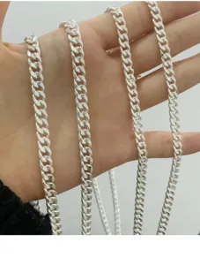 Detailansicht einer dicken silbernen Kubaketten Halskette mit hochwertigem Gliederdesign.