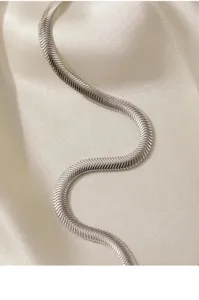 Nahaufnahme Detailansicht der feinen Textur der vier Millimeter Silber Schlangenkette.