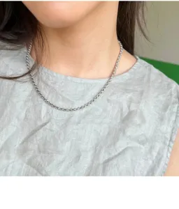 Nahaufnahme einer eleganten S925 Silber Kordelkette Halskette mit feiner Metallstruktur.